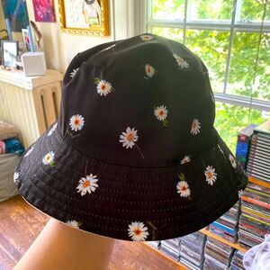 Alice + Olivia Reversible Black & White Bucket Hat w/ Daisies